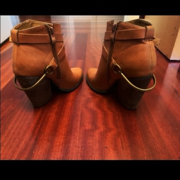 Very Volatile Tan Leather Western Ankle Booties With Gold Spurs On Back Of Heels - Picture 4 of 4